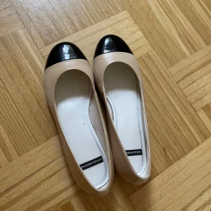 Vagabond ballerina skor  - Vintage ballerina skor från vagabond med svart lack vid tårna i st 39💕 Skorna har åldrats lite på insidan men annars finns det inte många defekter💘 Nypris: 1000kr 