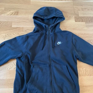 Nike zipup svart - Hej säljer min Nike zipup. Bra skick inga defekter. Storlek M om ni har frågar skriv till mig. Pris kan diskuteras 