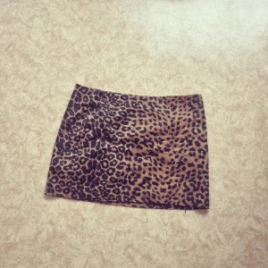 Leopard kjol från hm - Jättefin, köpte här på plick men den va alldeles för stor för mig. Har xs-m i kläder och kjolen är strl 40. Går att sy om men palla inte😁👌🏼 skriv privat för frågor🌸