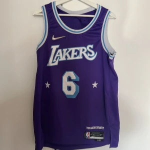 LEBRON JAMES Basketlinne - Lebron James basketlinne. Köpt för 1300kr. Nu för 500kr. Använd 1 gång.