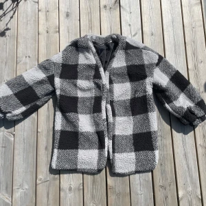 Svart vit rutig höstjacka - Super fin och mysig jacka i storlek s/m. Använd fåtal gånger och är i väldigt bra skick. Priset går att diskutera💕