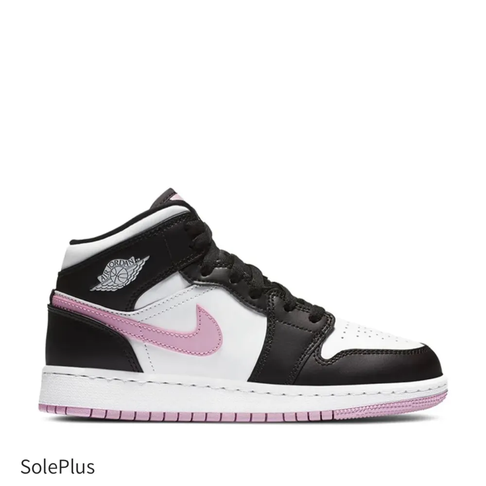 Säljer mina jordans 1 mid i färgen Arctic pink.  Stl 36.5  Köpta för 3000kr 💖. Skor.