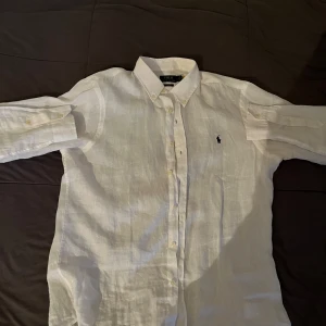 Ralph lauren linneskjorta - Vit ralph lauren skjorta i 100% linne. Knappast använd kanske någon enstaka gång så den är som helt ny.  Org pris 1995.   Skickar samma dag som köp!