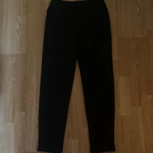 Kostymbyxor - Jag säljer dessa kostymbyxor i ett mjukare material, som mjukis material. De är sköna och fina men har blivit för små för mig. Bra skick. Kontakta mig för mer info eller bilder på dem 🫶