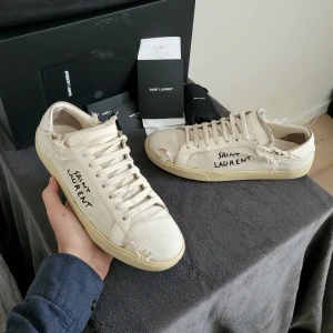 Saint Laurent skor - Extremt feta Saint Laurent skor! ALLA tillbehör + kvitto ingår! Cond 8/10. Storlek 41, passar även 42. Hojta till vid minsta fråga🙂