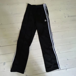 Adidas byxor  - Säljer dp dem aldrig har kommit till användning. Hör av er vid frågor!