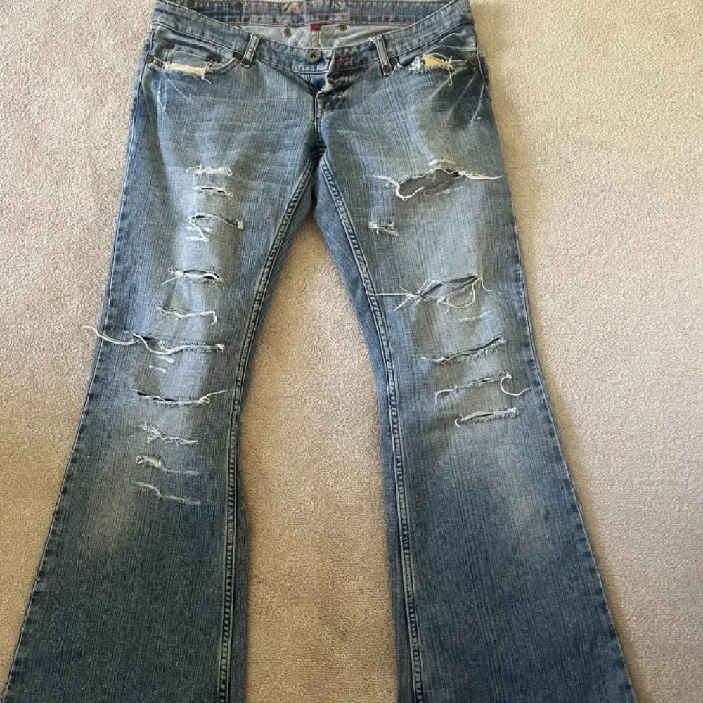 Säljer dessa ursnygga jeans!! Midjemått ish 40cm. . Jeans & Byxor.