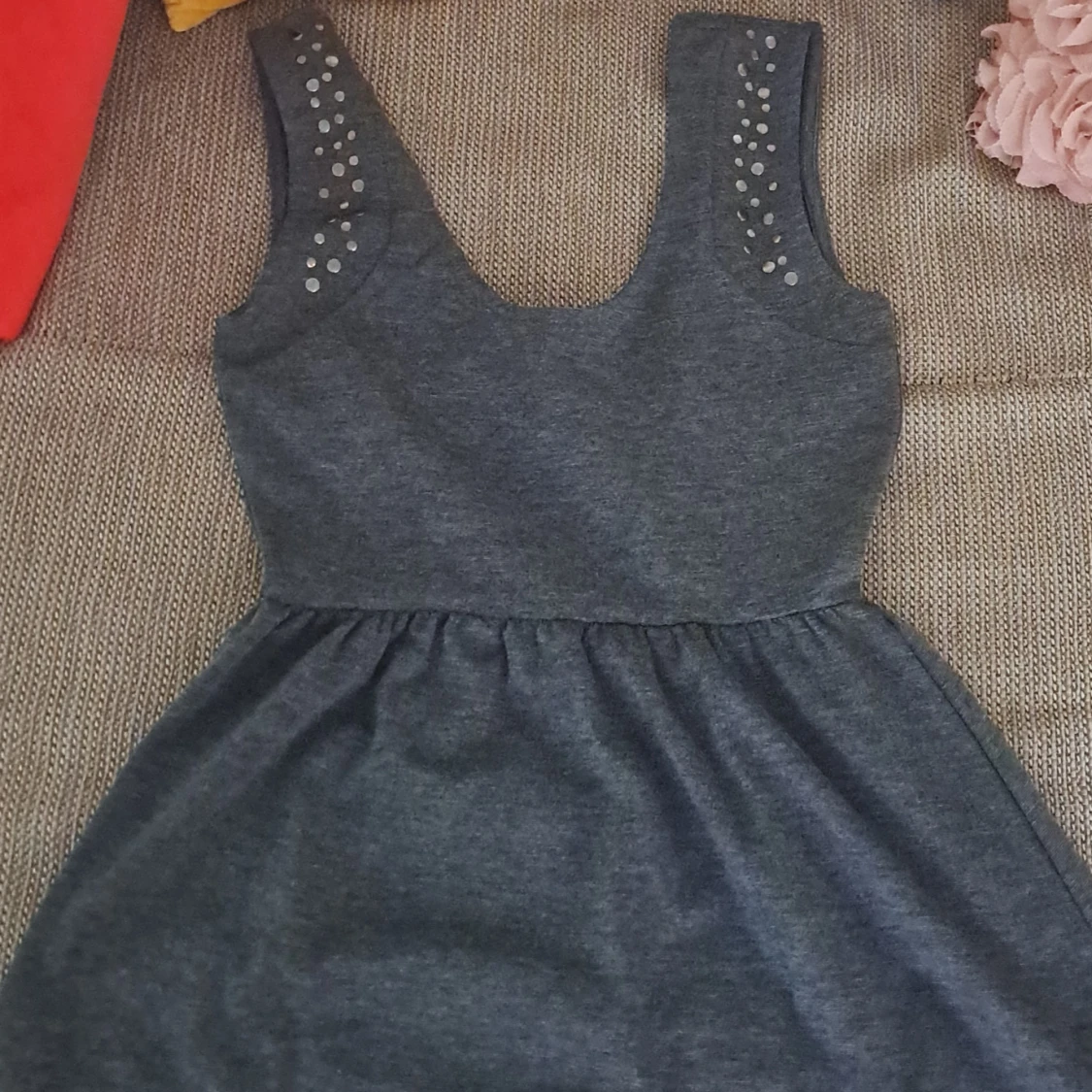 Mörkgrå klänning med nitar - 92