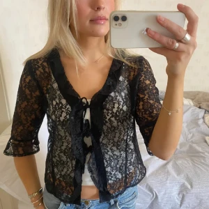 Spetskofta  - Jättefin spets kofta! ❣️❣️❣️ (Lånade bilder från förra ägaren) 