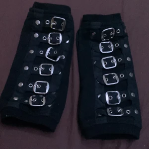 Handledsvärmare - Ett par handledsvärmare från Poizen som inte kommit till någon användning på ett bra tag. Varan har inga tecken på användning och materialet på insidan är fortfarande mjukt och lent. Köptes för 200kr på EMP. 