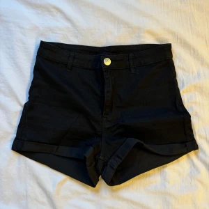 Svarta shorts - Basic svarta shorts från H&M, stretchigt och skönt material (inte demin)