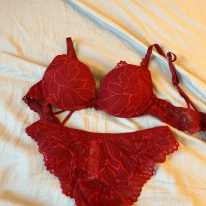 Rött underkläder set - Ett rött underkläd set ifrån Lindex bh är i storlek 70A och trosorna är i Xs. Trosorna är aldrig använda bara lappen är avtagen men bh är använd men fortfarande jättebra skick💕💕 skriv om ni är intresserade eller har frågor