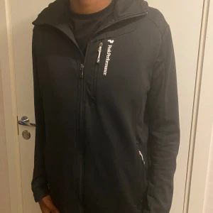 Peak performance  - Tjena, säljer en väldigt bekväm peak performance höstflis! Knappt använd 9/10 skulle jag säga. NYTT PRIS 1599kr! Storleken skulle jag rekommendera från 175-180cm;)