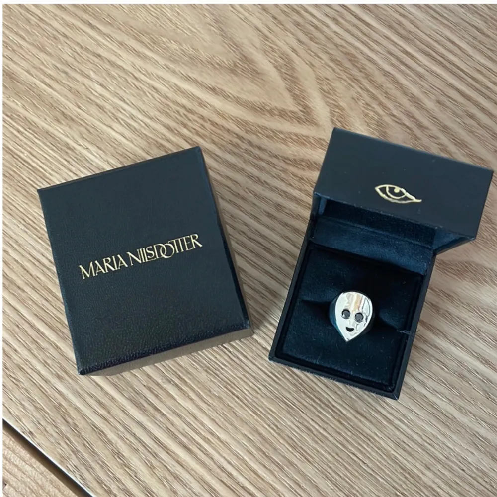 Superfin ring från Maria Nilsdotter som tyvärr inte passar mig. Det är enbart testad och inte använd så bra nytt skick. Storlek 14 mm. Nypris: 2995kr. Accessoarer.