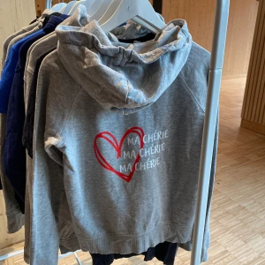 Grå zip up - Grå zip up med fint tryck!!!🤩  Gå in på vår profil för att kolla runt bland våra andra tröjor med andra tryck!!❤️