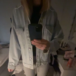 Jeans jacka/vårjacka  - Säljer min jättesnygga oversize jeans jacka som jag köpte förra året på mango. Jättebra skick, använd fåtal gånger. 