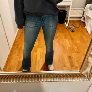 Säljer mina lågmidjade bootcut jeans med fickor framtill. Jag är 169cm lång och dom sitter perfekt på mig i längd. Storleken är 27x33 men jag skulle säga att de sitter som 36/38💖