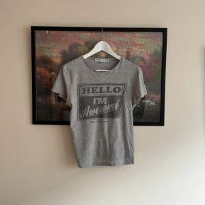 Grå T-shirt med tryck från TOPMAN i storlek XS. 🌸