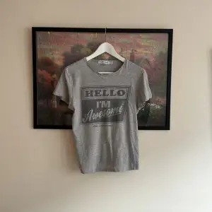 Grå T-shirt med tryck från TOPMAN i storlek XS. 🌸