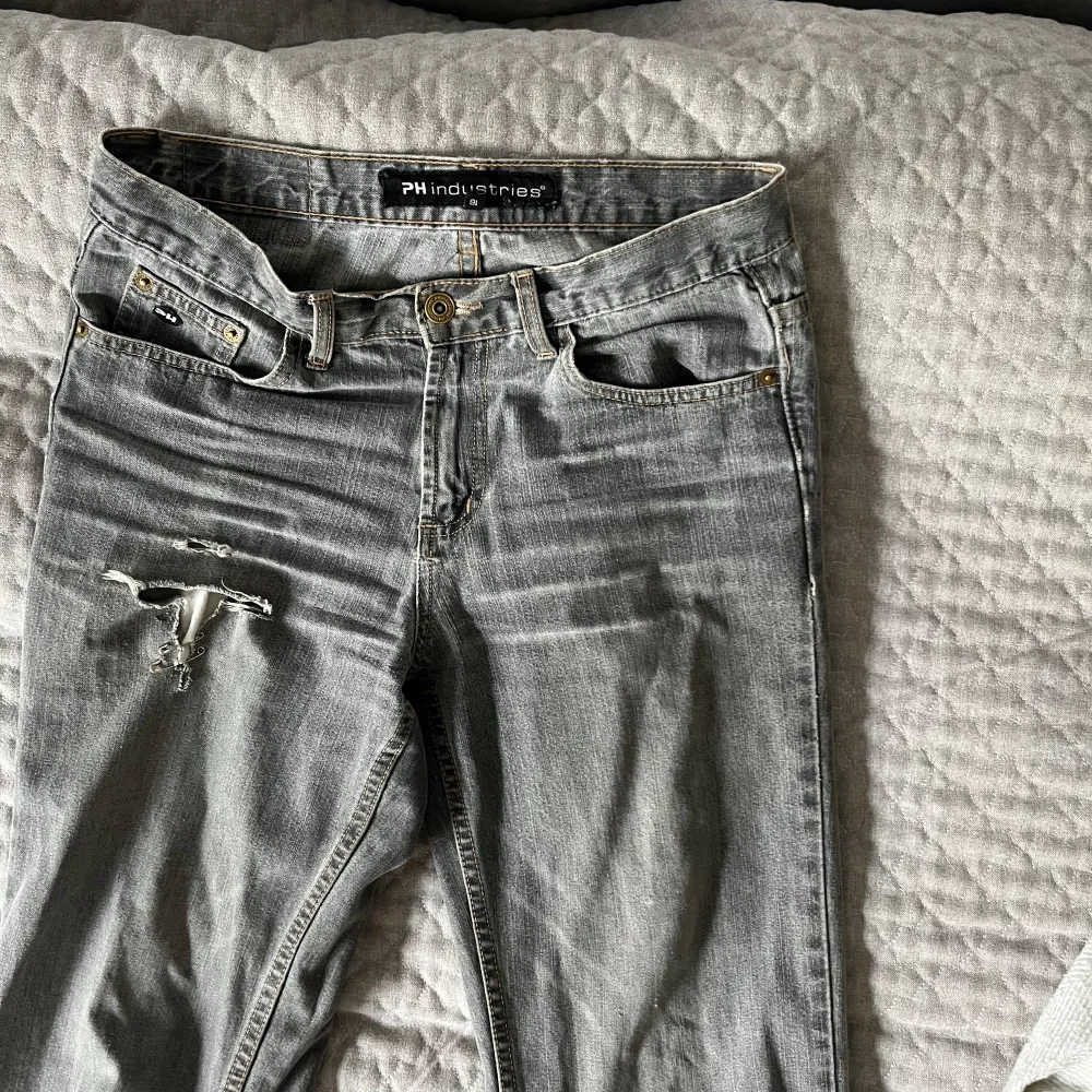Säljer dessa gråa bootcut jeans då jag inte gillar hur de sitter på mig längre🥹 De har ett hål i knäna samt hål ganska högt upp på höger ben men fickan brukar täcka det om man inte känner sig bekväm med det🥰 . Farkut & Housut.
