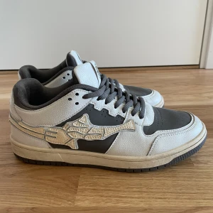 Vicinity Akimbo Lows - Säljer nu mina Akimbo lows, sparsamt använda. Färgen är lite cream white med bruna detaljer. Följer med 2 extra skosnören (bild 3) Orginal låda finns ej längre