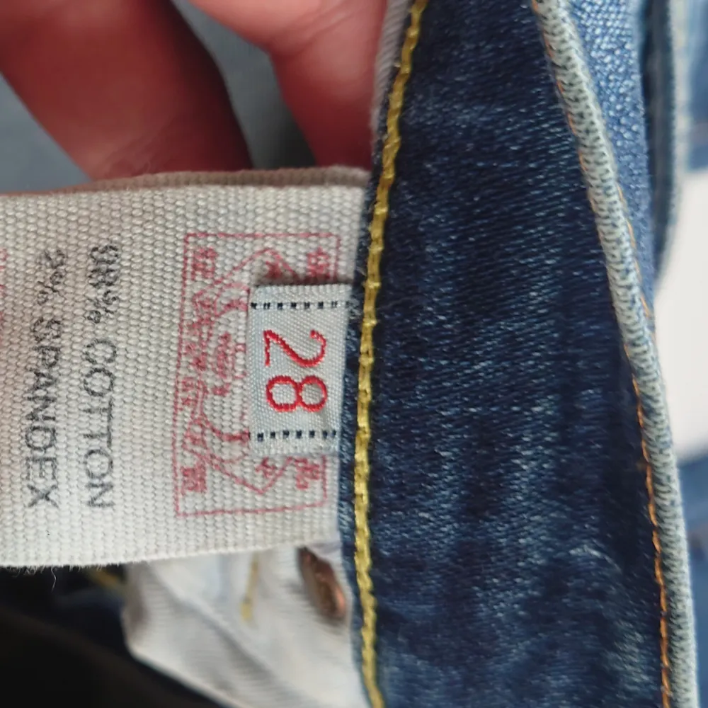 Mörka raka/utsvängda lågmidjade Evisu jeans. Storlek W28 motsvarar ungefär st 34 EU. Fråga gärna om fler bilder 💕. Jeans & Byxor.