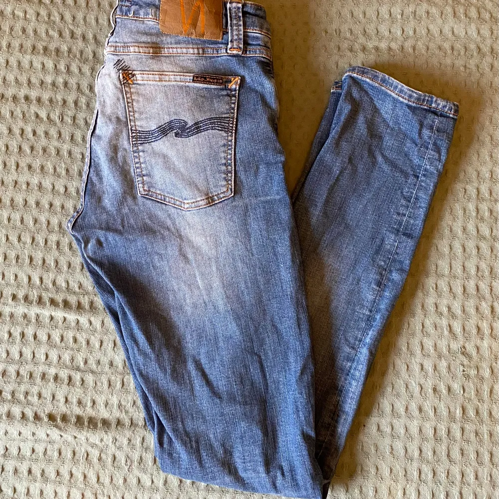 2 par nudie jeans och ett par tiger of sweden jeans i modellen ”evolve”. Alla sitter slim fit. Alla tre är i ett mycket bra skick och i storleken W30 L32. De ljusare nudie jeans har lite slitningar(se bild 4). Alla för 500kr! 200kr styck!. Jeans & Byxor.