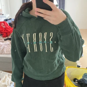 Hoodie - Skönt hoodie utan snören, inte använd på ett tag. Mörkgrön från gina 