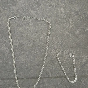 Kedja och armband  - Väldigt fint halsband och armband i nytt skicka, opps inte riktigt silver men doppad i silver vatten❗️