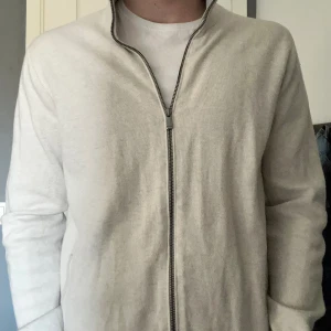 Massimo Dutti full zip - Massimo Dutti full zip i storlek S Använd ett fåtal gånger  Färg: ljus beige 