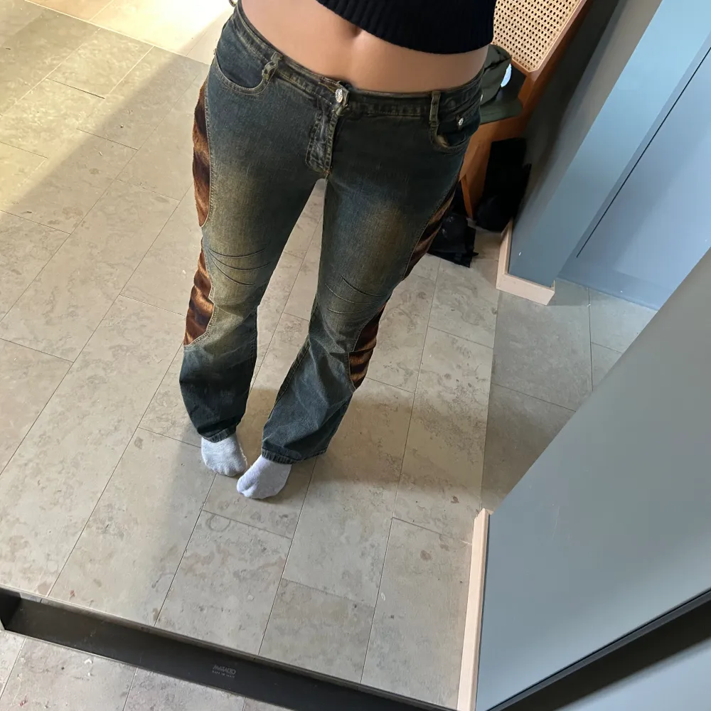 Super coola jeans med så unikt mönster! Köpt på Plick! Men förra ägaren köpte dessa på en vintage butik i Paris. De är väldigt stretchiga i materialet! 💕. Farkut & Housut.