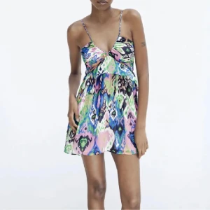 Zara klänning - Så snygg zara klänning som tyvärr ej kommer till användning. Använd 2-3 gånger så den är i jättebra skick!🌷Pris kan diskuteras🙌🏼🎀