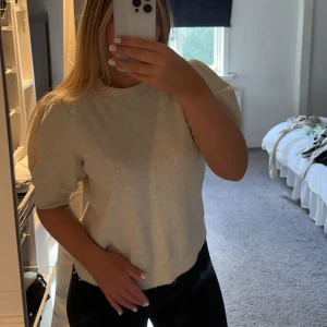 Topp - Säljer denna beige kortärmade toppen då den inte används. Säljer för 150 kr🥰