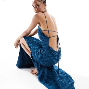 Balklänning - Intressekoll på min fina balklänning som är snäppet för lång för mig🩷storlek 36 helt ny med lapparna kvar <3 Nypris 1069