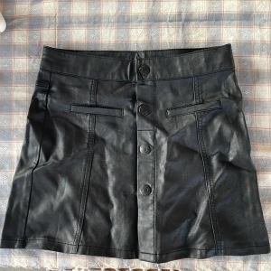 Svart kjol - Jättefin kjol i läder❤️ Använts några gånger när jag var liten❤️ Bra skick, inga fläckar/söndrigt Skriv vid frågor, fler bilder eller mått❤️