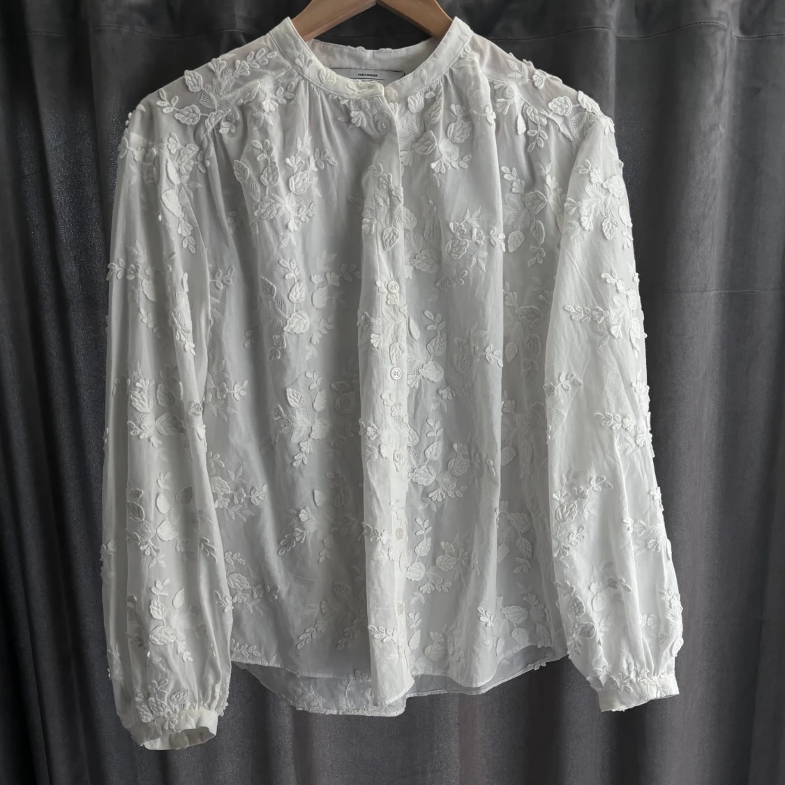 Voluminös blus med ståkrage - 90