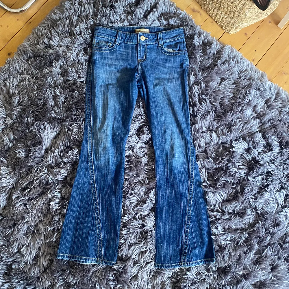 Vintage Y2k L.e.i jeans Lowrise bootcut  Lite slitna vid fötterna (bild 4) annars nyskick  skitsnygga, säljer då de är för stora  Midja - 40 cm  Innerben - 78 cm Jeans öppning - 25 cm  . Jeans & Byxor.