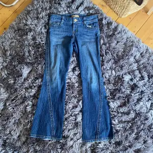 Vintage Y2k L.e.i jeans Lowrise bootcut  Lite slitna vid fötterna (bild 4) annars nyskick  skitsnygga, säljer då de är för stora  Midja - 40 cm  Innerben - 78 cm Jeans öppning - 25 cm  