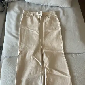 Helt oanvänd beige jeans kjol från nakd storlek s