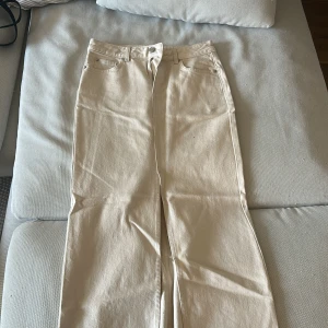 Oanvänd Jeans kjol från nakd  - Helt oanvänd beige jeans kjol från nakd storlek s
