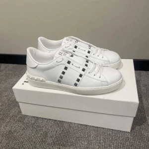 VALENTINO OPEN - HELT NYA VALENTINO OPEN ALLTING OG 