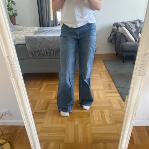 Jeans - Snygga jeans från zara i str 38, rätt små i storleken. Om man vill ha de baggy lowwaist skulle jag säga att man behöver va en xs för att de ska sitta så annars sitter de högmidjat tight runt midjan och rumpan.