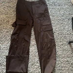 Cargo Kostym byxor  - Fina cargo kostymbyxor i siden material🌸 Använd ca 2 ggr