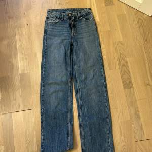 Jeans från bershka i stl? Skulle gissa Xs/S