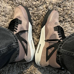 Jordan 4 retro taupe haze  - 9/10 skick har använts bara ett par gånger jävligt fräsch om du intresserad av se mer bilder så är det bara o skriva😉