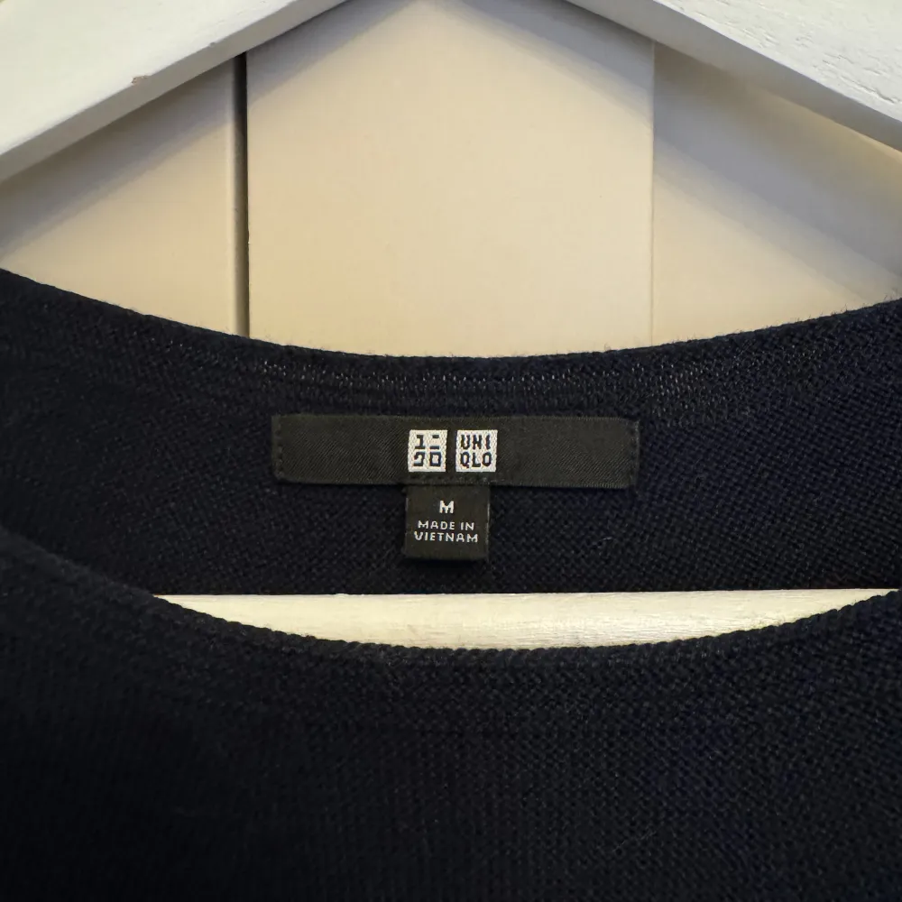 Trendig, blå-vitrandig långärmad tröja i nyskick från Uniqlo! Storlek M.. Tröjor & Koftor.
