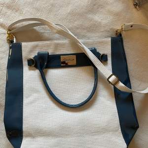 Fin blå vit väska med dragkedja💖