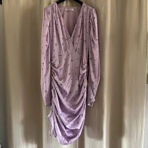Adoore klänning - Adoore klänning som endast är använd 1 gång, som nyskick. Tyvärr är det inte riktigt min stil längre så jag hoppas den kommer till användning hos någon annan istället 💕800kr exkl frakt