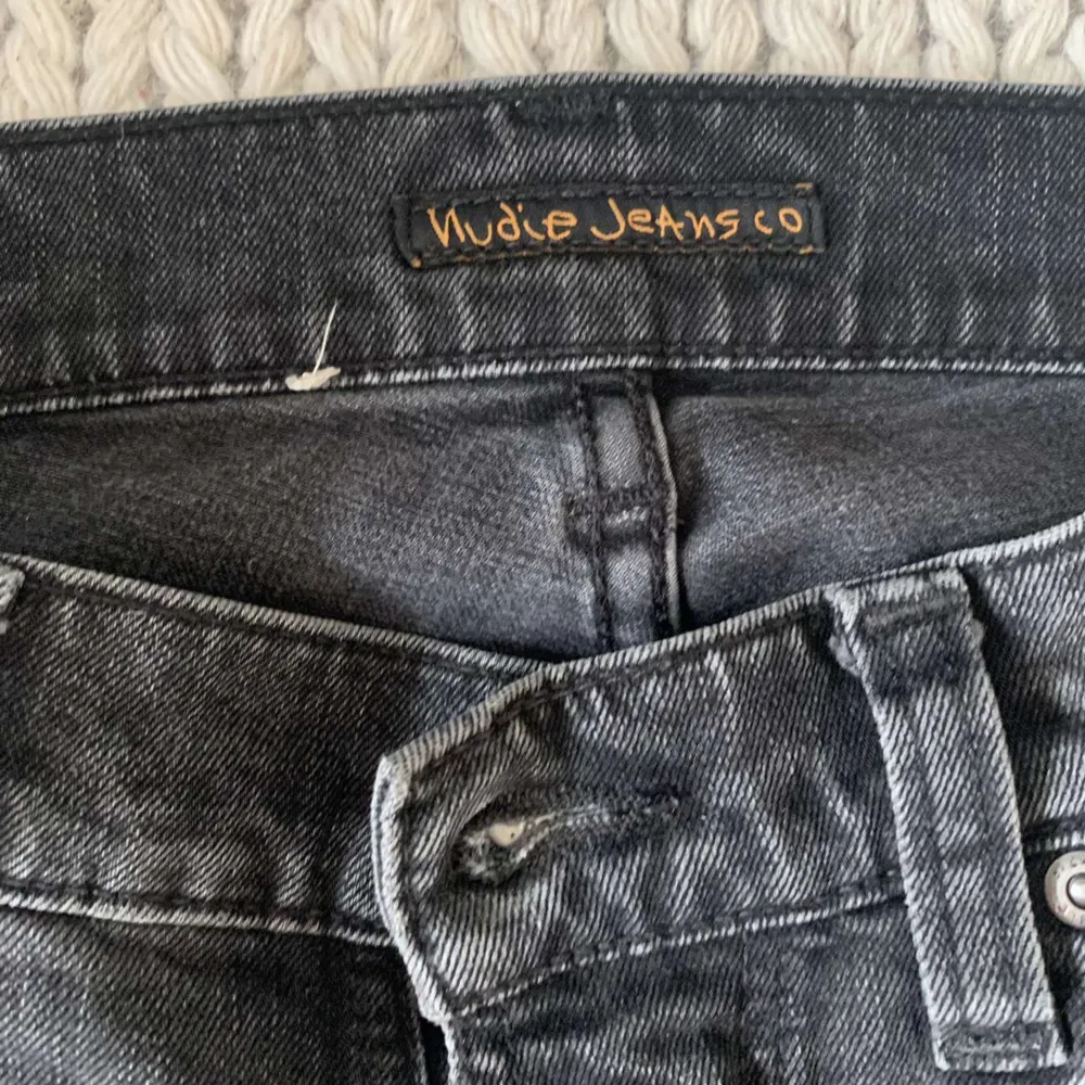 Säljer dessa feta Nudie jeans i fet colorway. Nypris 1600 mitt pris 600. Tveka inte att höra av er om ni har minsta fråga!😃. Jeans & Byxor.