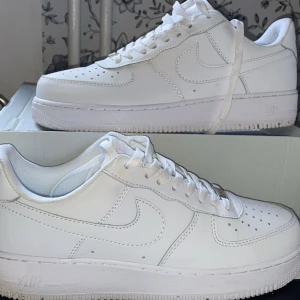 Nike Air Force 1 - Den helt nya men packet har lite skador